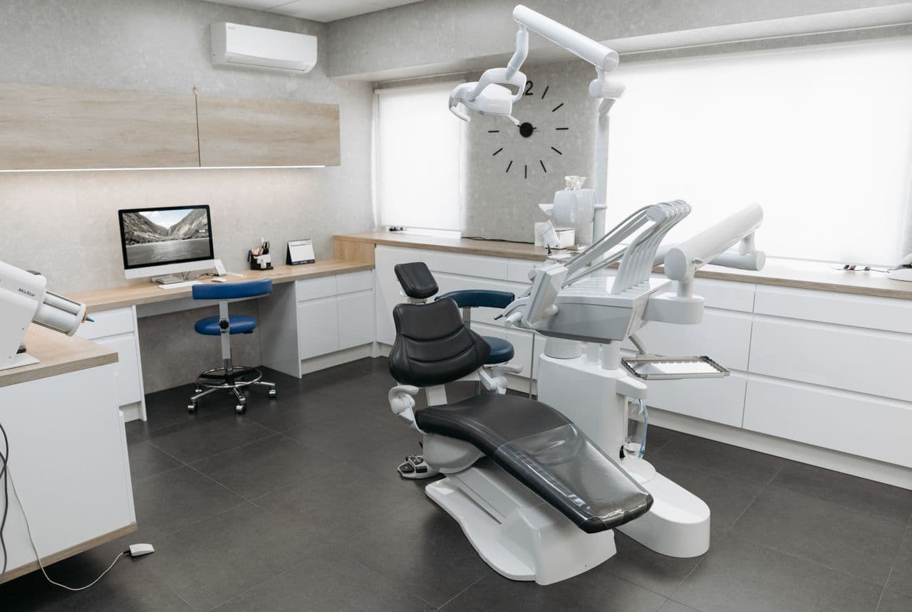 A bright, modern treatment room at Rivergum Dental